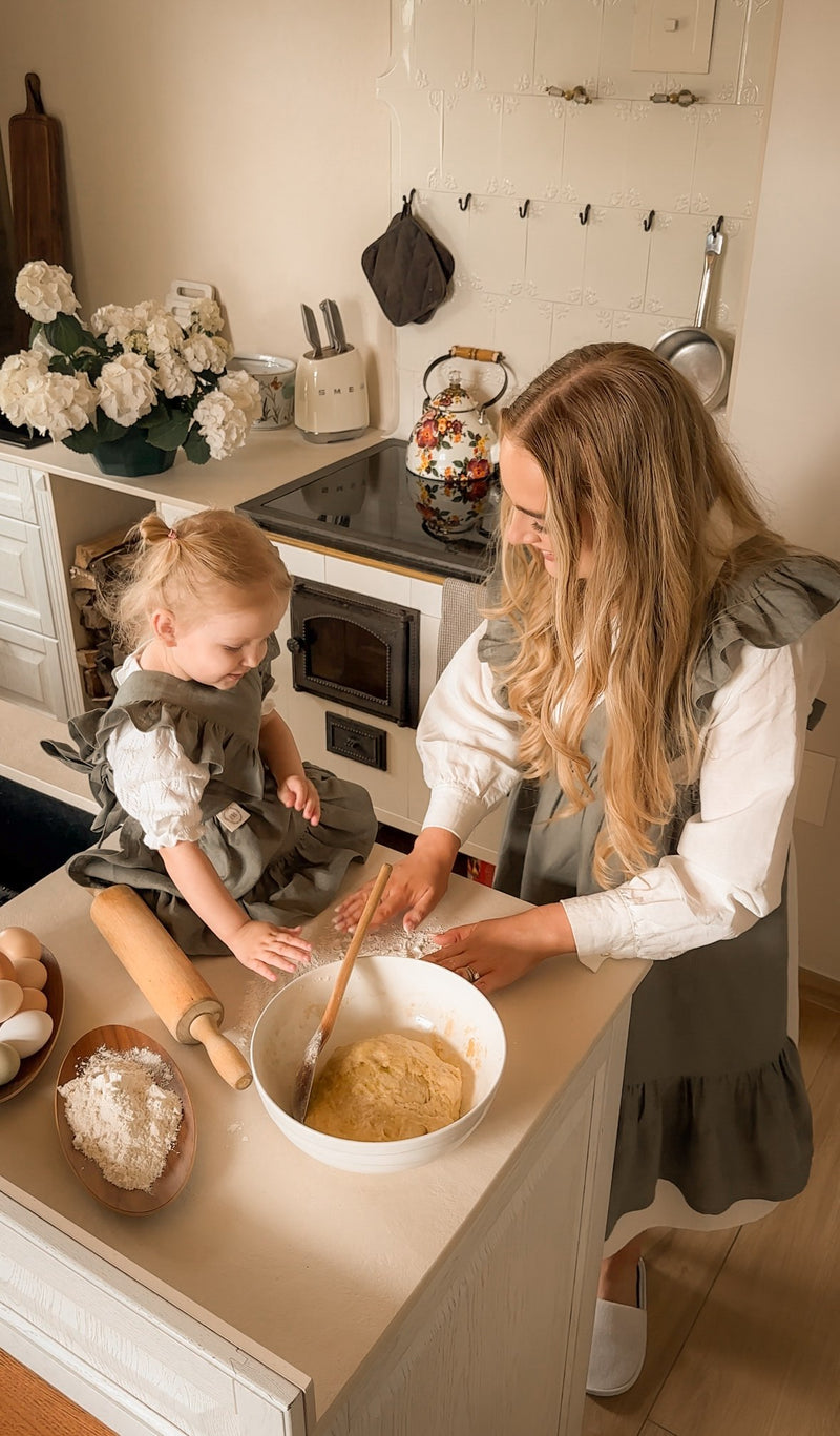 THE SIGNATURE APRON — EMIILIA (Little Helper & Young Chef)