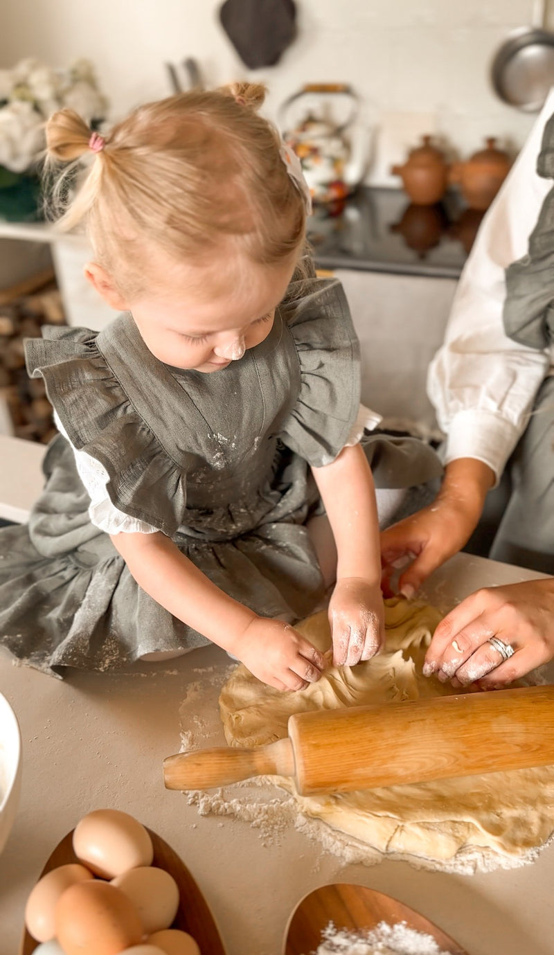 THE SIGNATURE APRON — EMIILIA (Little Helper & Young Chef)