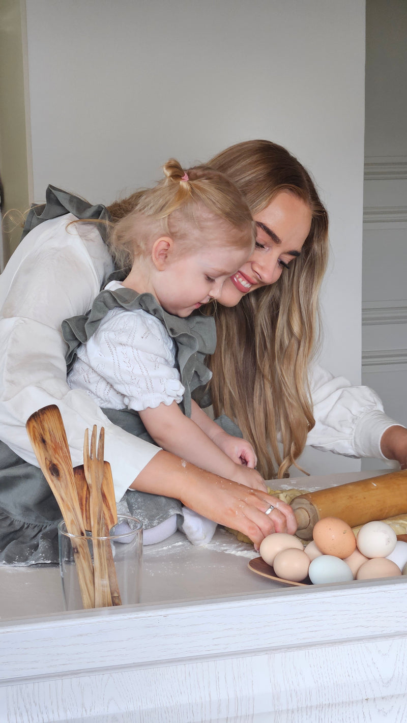 THE SIGNATURE APRON — EMIILIA (Little Helper & Young Chef)